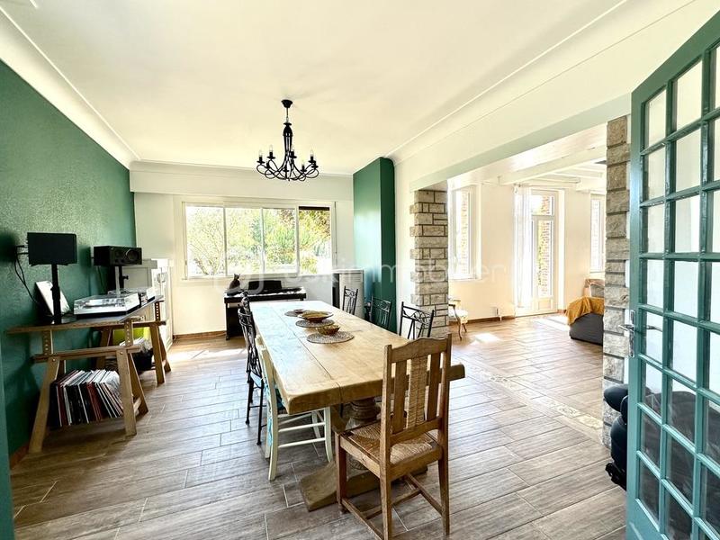 Demeure - 257 m² - 9 pièces