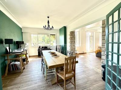 Demeure - 257 m² - 9 pièces