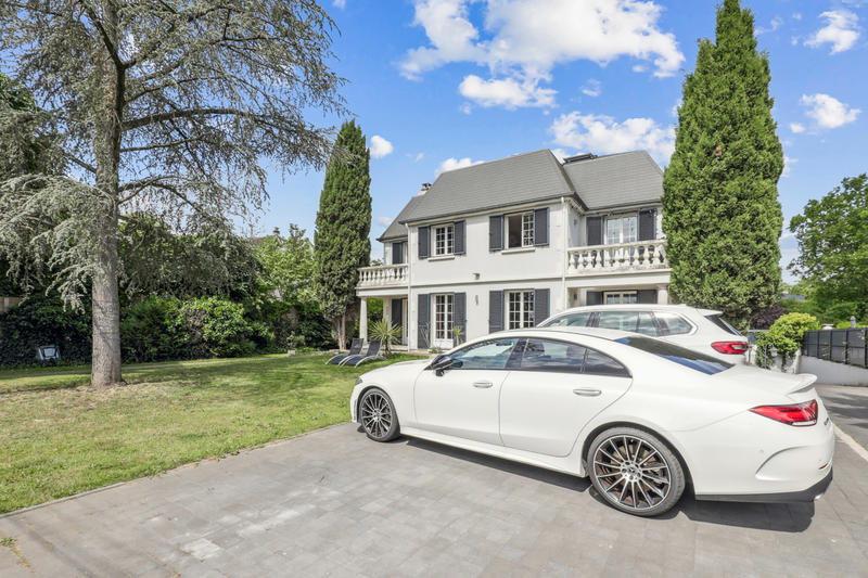 Maison - 300 m² - 9 pièces