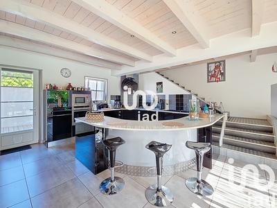 Maison - 203 m² - 9 pièces