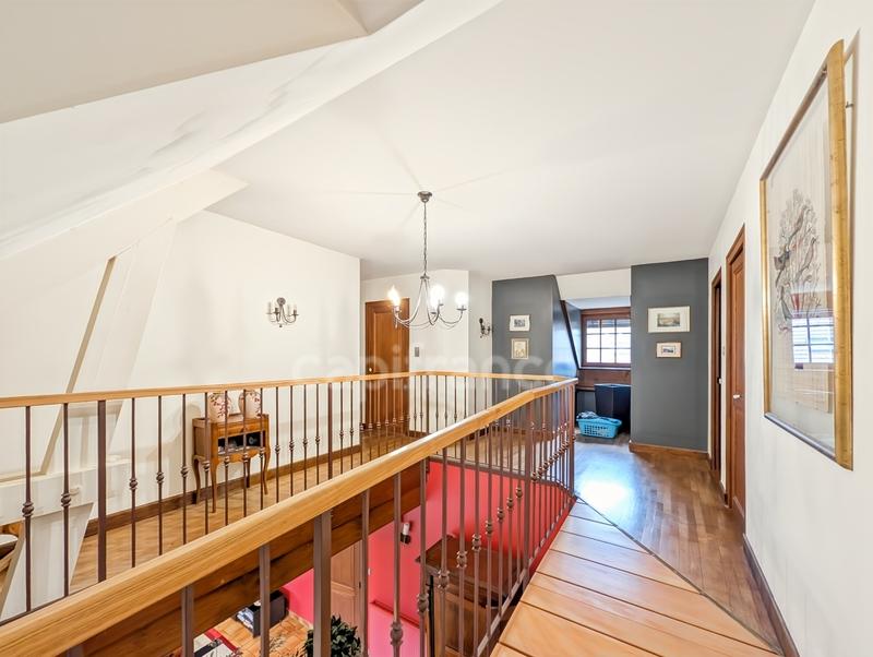 Maison - 246 m² - 9 pièces