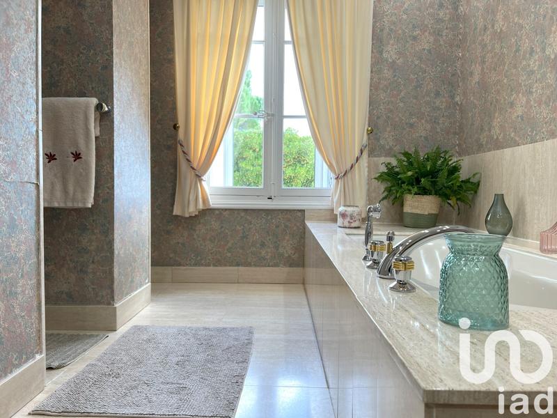 Maison - 273 m² - 8 pièces