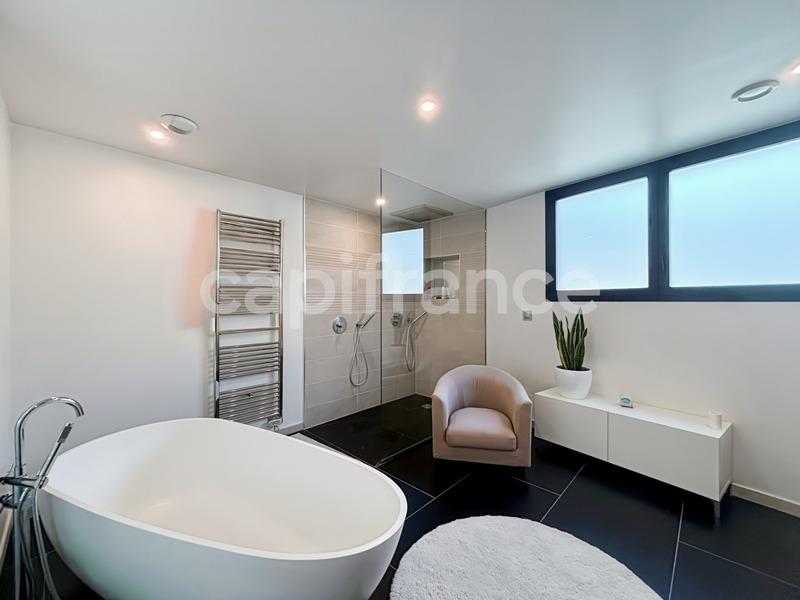 Maison - 477 m² - 12 pièces