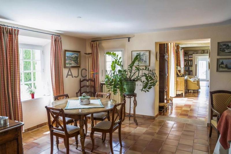 Propriété - 350 m² - 6 pièces