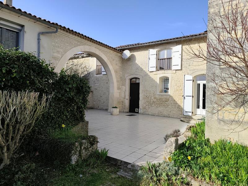 Maison en pierre - 238 m² - 8 pièces