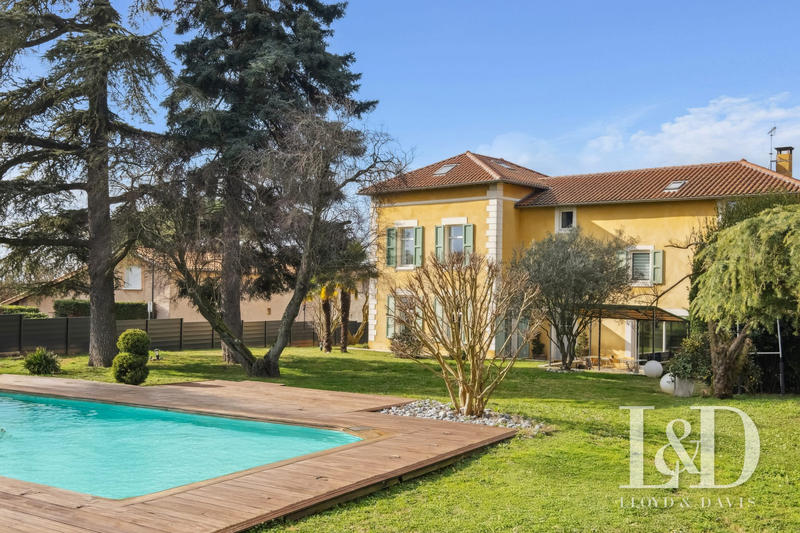 Maison - 280 m² - 9 pièces