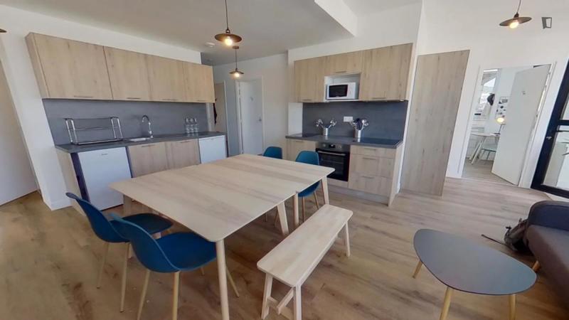 Chambre - 14 m² - 9 pièces