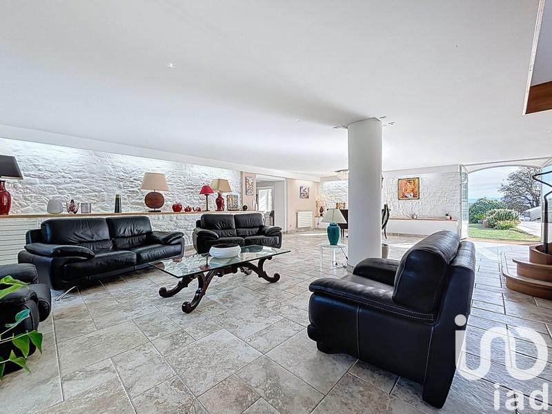 Maison - 660 m² - 16 pièces