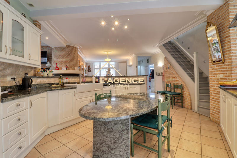 Maison - 335 m² - 8 pièces