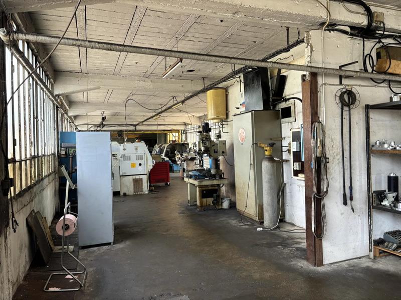 Entrepôt - 2 600 m² - 6 pièces