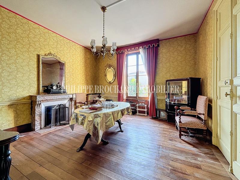 Maison - 241 m² - 12 pièces