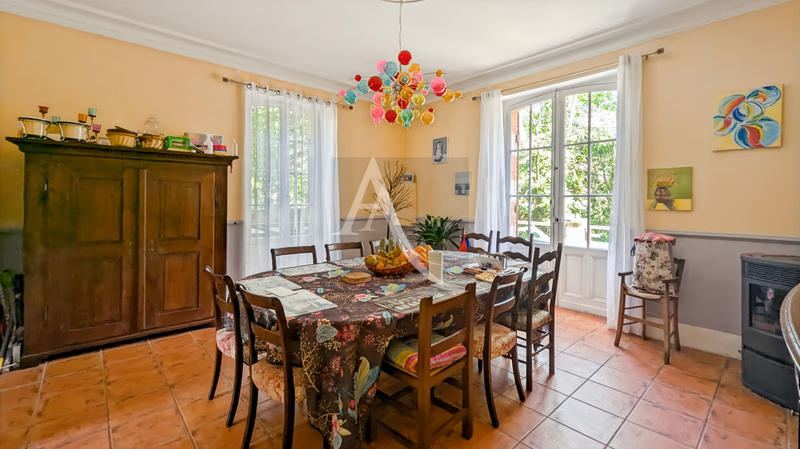 Maison - 263 m² - 10 pièces