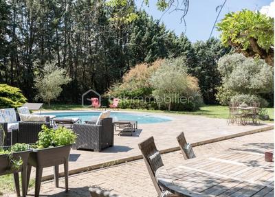 Demeure - 240 m² - 9 pièces