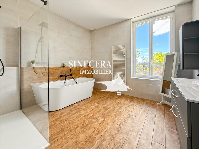 Propriété - 360 m² - 14 pièces