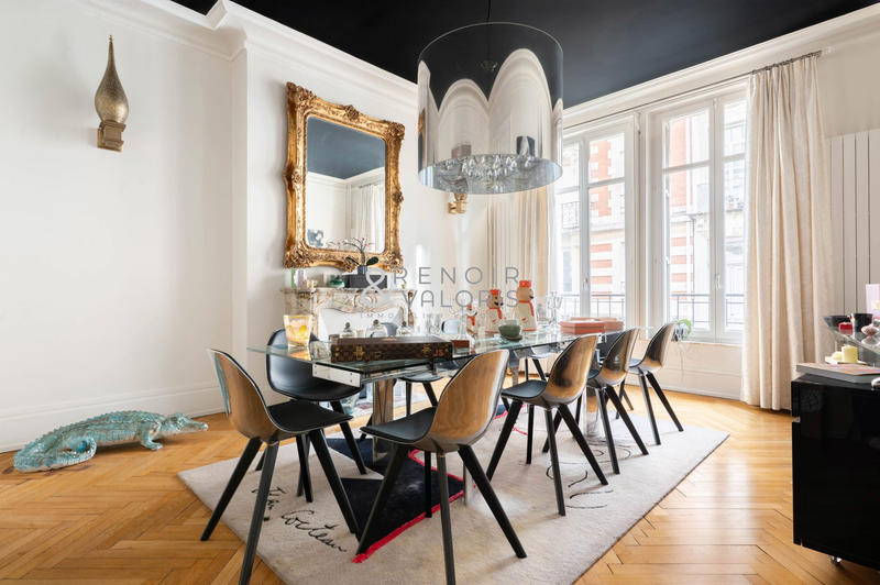 Maison - 302 m² - 10 pièces