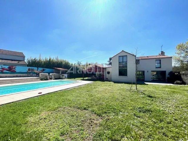 Maison - 252 m² - 11 pièces