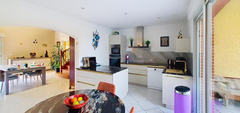 Maison - 250 m² - 8 pièces