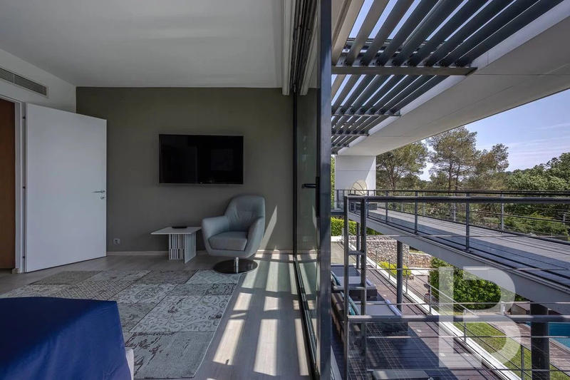 Maison - 480 m² - 8 pièces