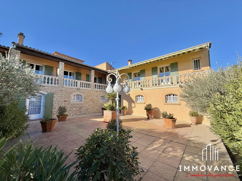 Maison traditionnelle - 311 m² - 11 pièces