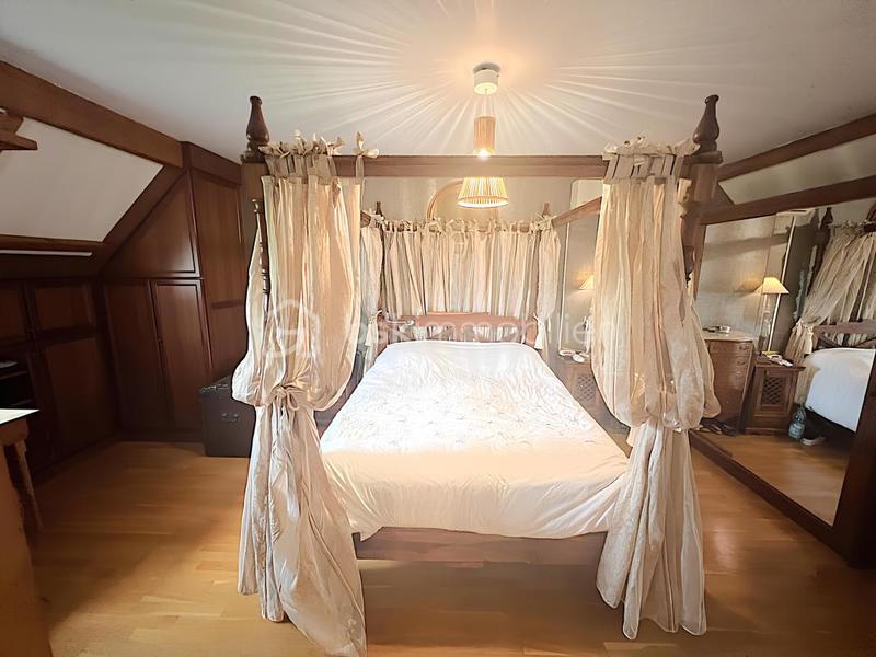 Demeure - 250 m² - 7 pièces