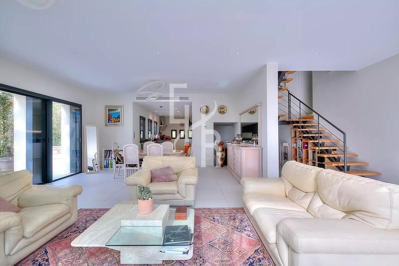 Maison - 295 m² - 7 pièces