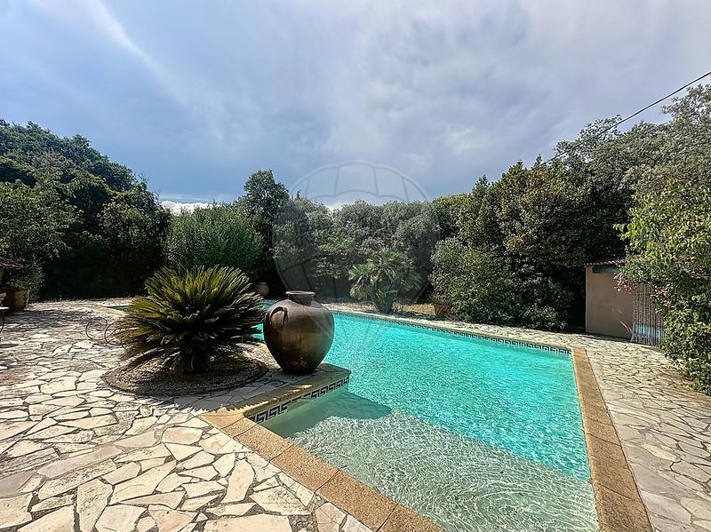 Maison - 220 m² - 8 pièces