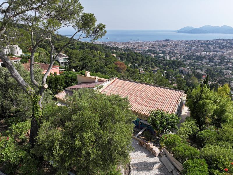 Propriété - 923 m² - 8 pièces