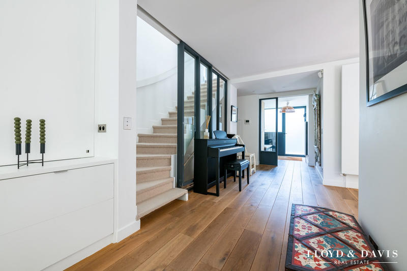 Maison - 250 m² - 8 pièces