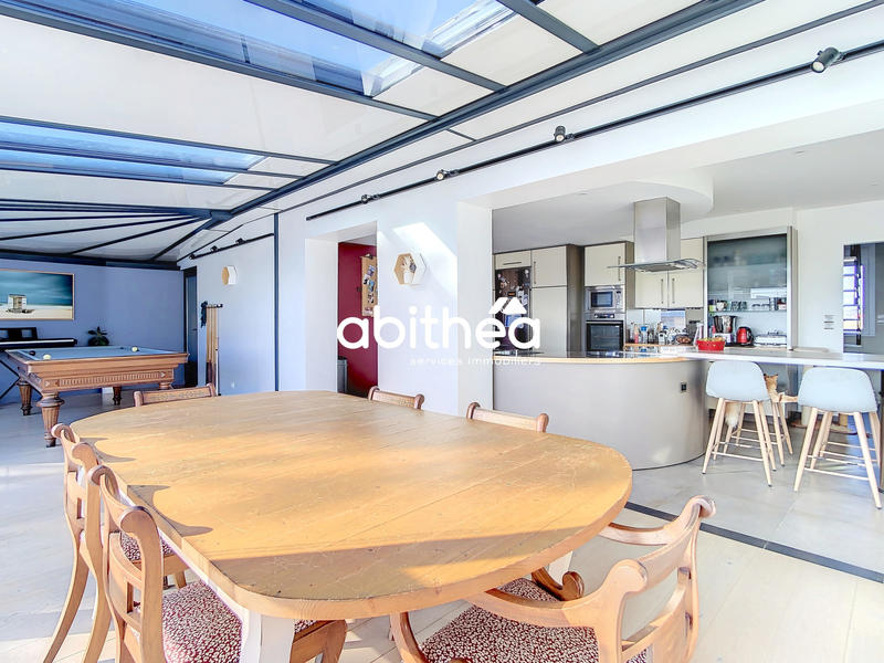 Maison - 335 m² - 9 pièces