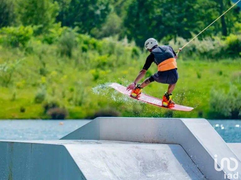 Local commercial - 160 000 m²