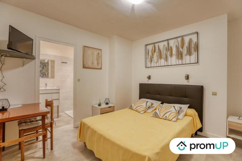 Local commercial - 1 097 m² - 22 pièces