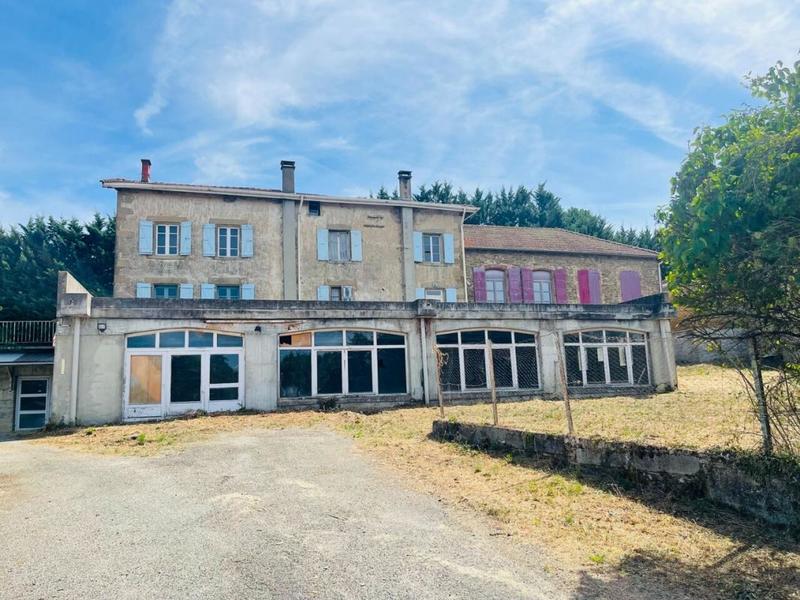 Maison - 910 m² - 15 pièces