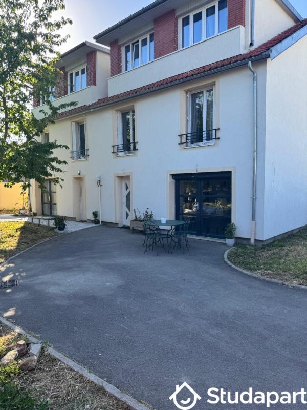 Chambre - 150 m² - 1 pièce