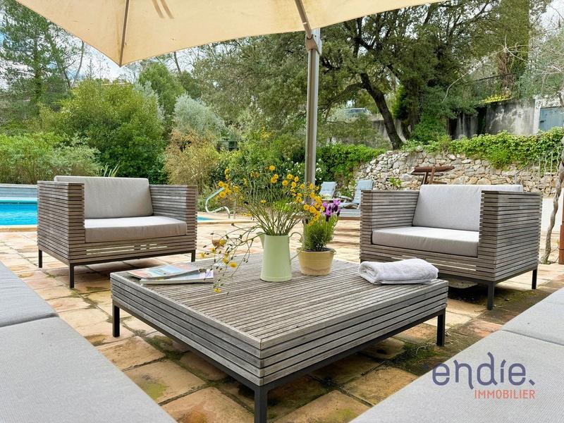 Maison - 221 m² - 5 pièces