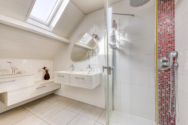 Maison - 224 m² - 9 pièces