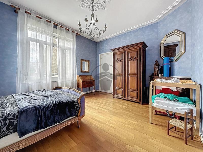 Maison - 280 m² - 9 pièces