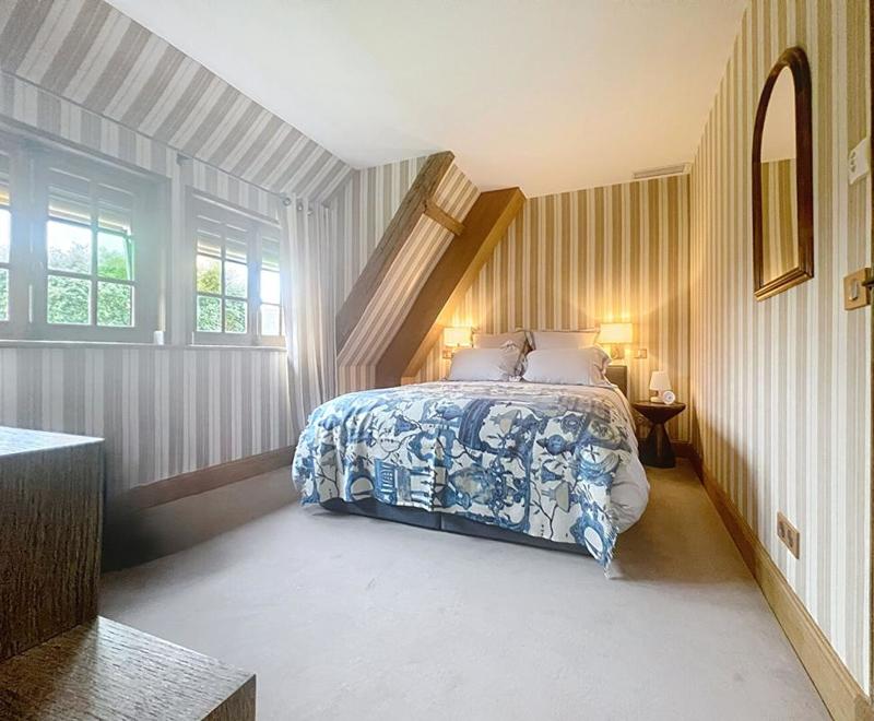 Maison - 235 m² - 8 pièces