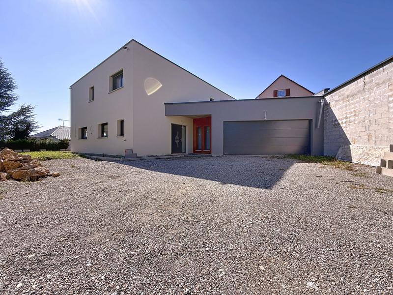 Maison - 220 m² - 8 pièces