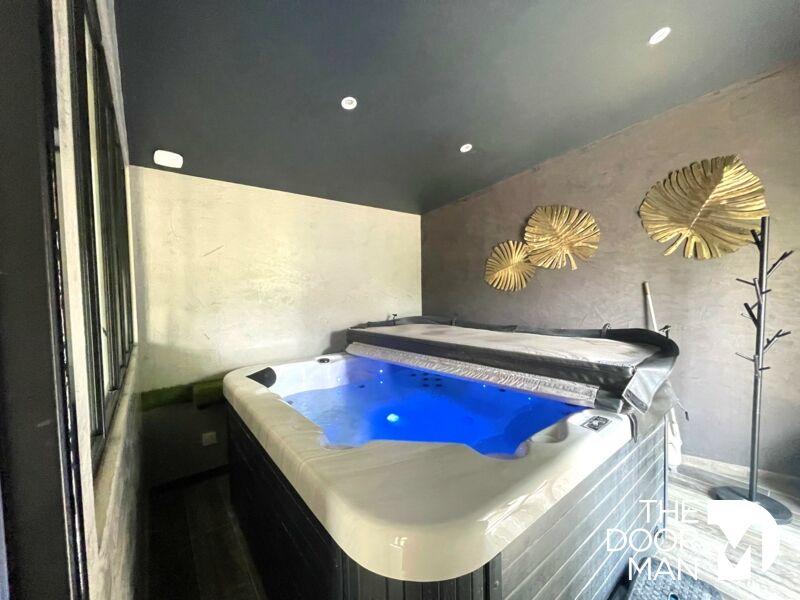 Immeuble - 141 m² - 6 pièces