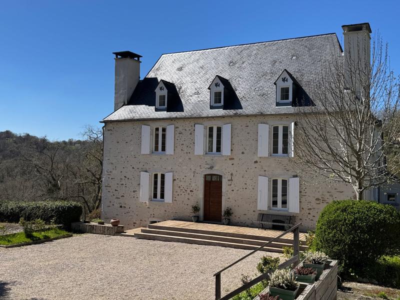 Maison - 445 m² - 10 pièces
