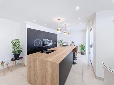 Maison - 220 m² - 6 pièces