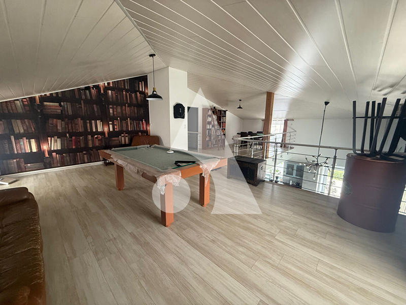 Maison - 260 m² - 6 pièces