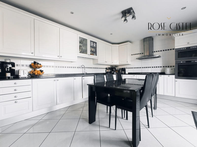 Maison - 221 m² - 6 pièces