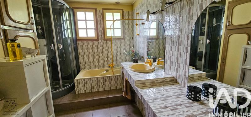 Maison - 216 m² - 8 pièces