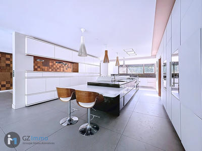 Maison - 942 m² - 9 pièces