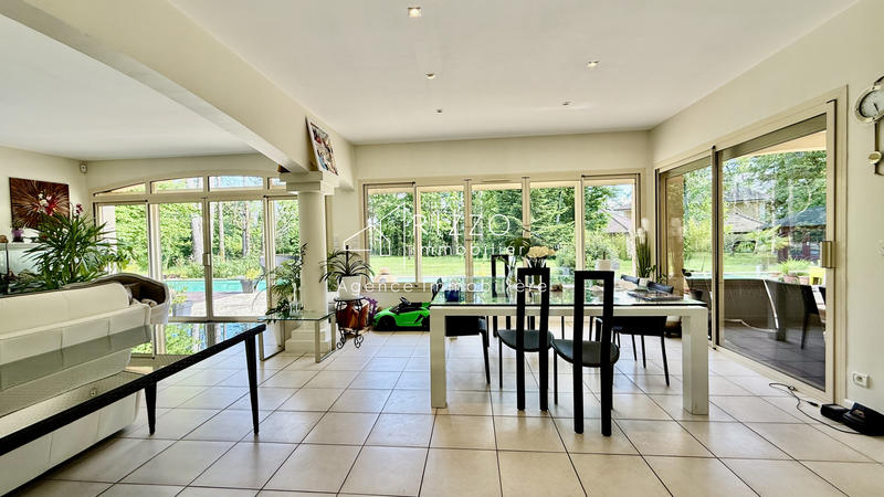 Maison - 302 m² - 8 pièces