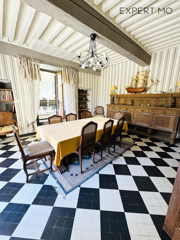 Propriété - 391 m² - 9 pièces