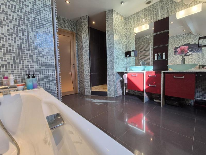 Maison - 245 m² - 7 pièces