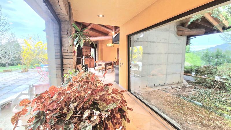 Maison - 840 m² - 9 pièces