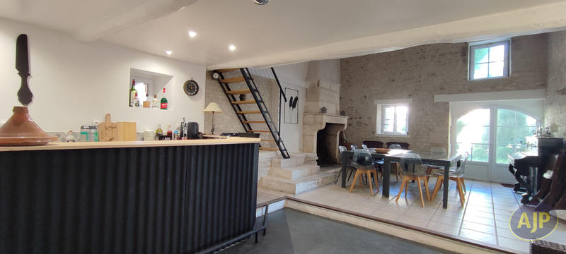 Maison - 281 m² - 9 pièces